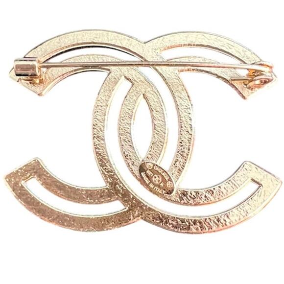 Chanel Gold Interlocking Crystal Cut Out Brooch Fall/Winter Act I 2021 (CHXX025) - Picture 4 of 5
